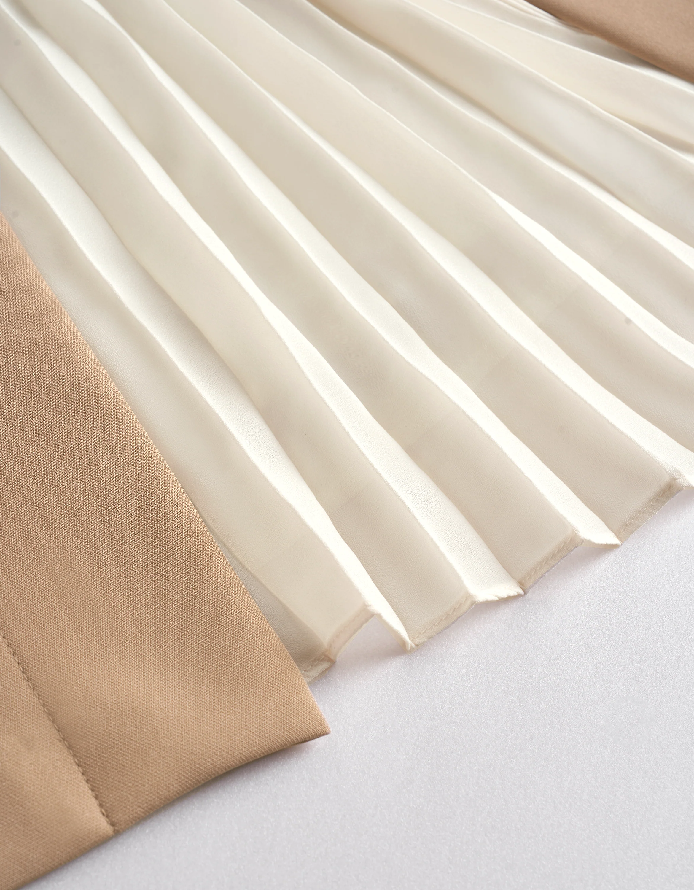 Contrast Pleated Panel Sleeveless Dress - Image 6