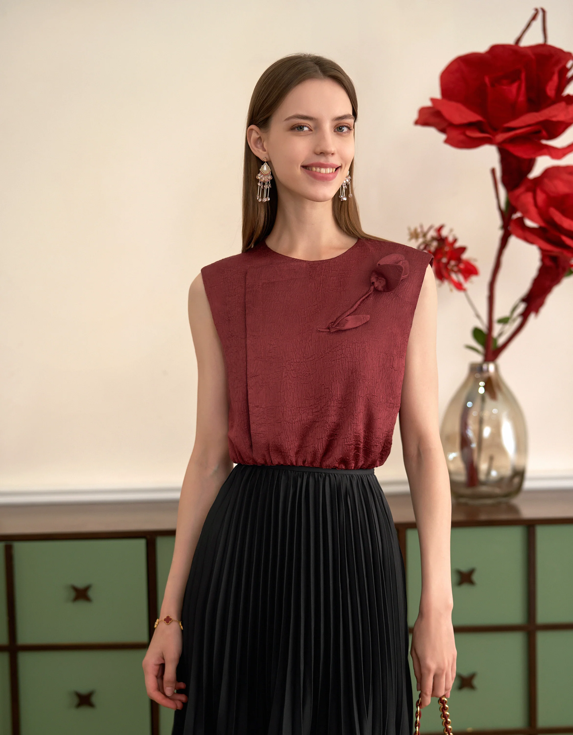 Elastic Hem Sleeveless Textured Top - Image 2