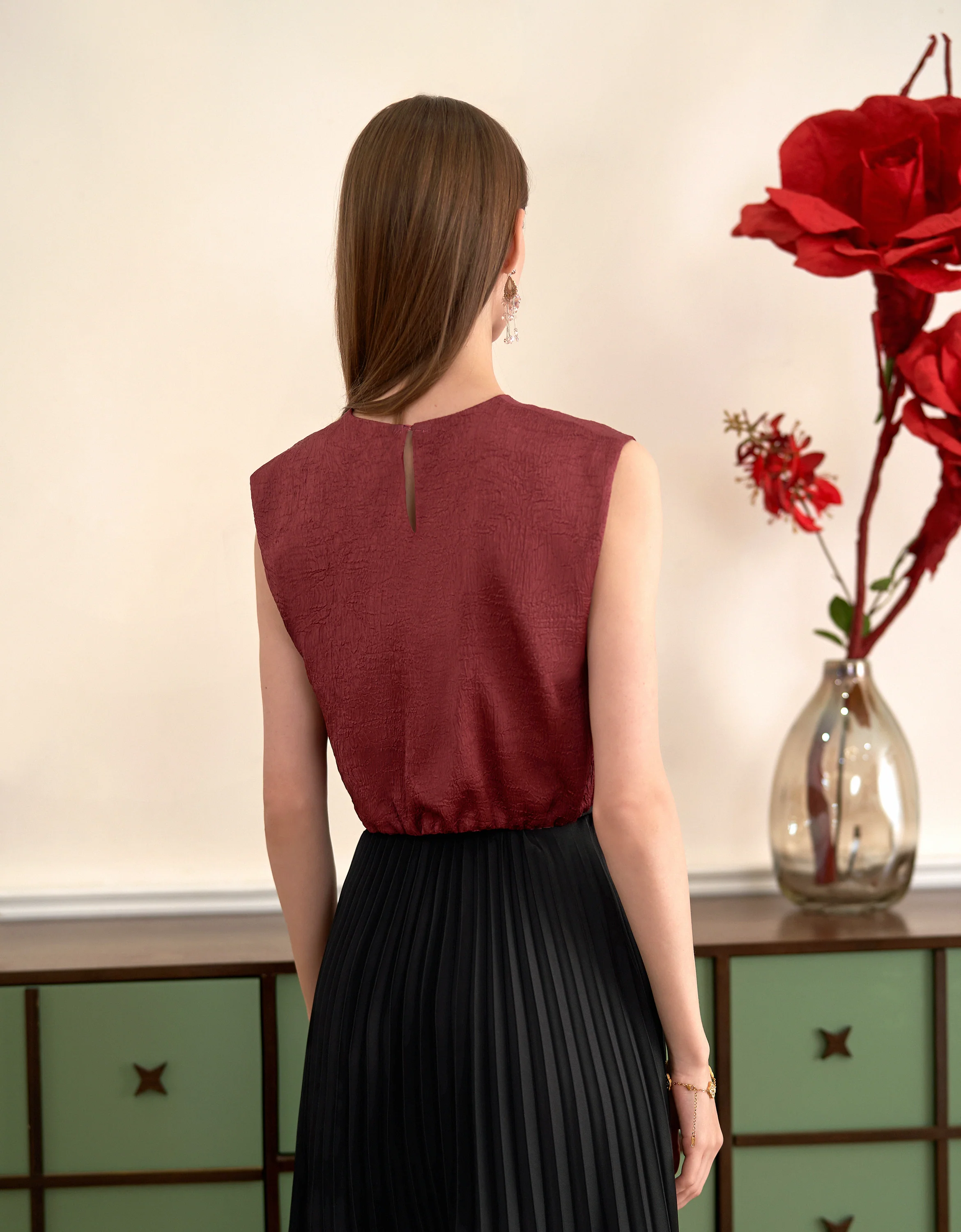 Elastic Hem Sleeveless Textured Top - Image 4