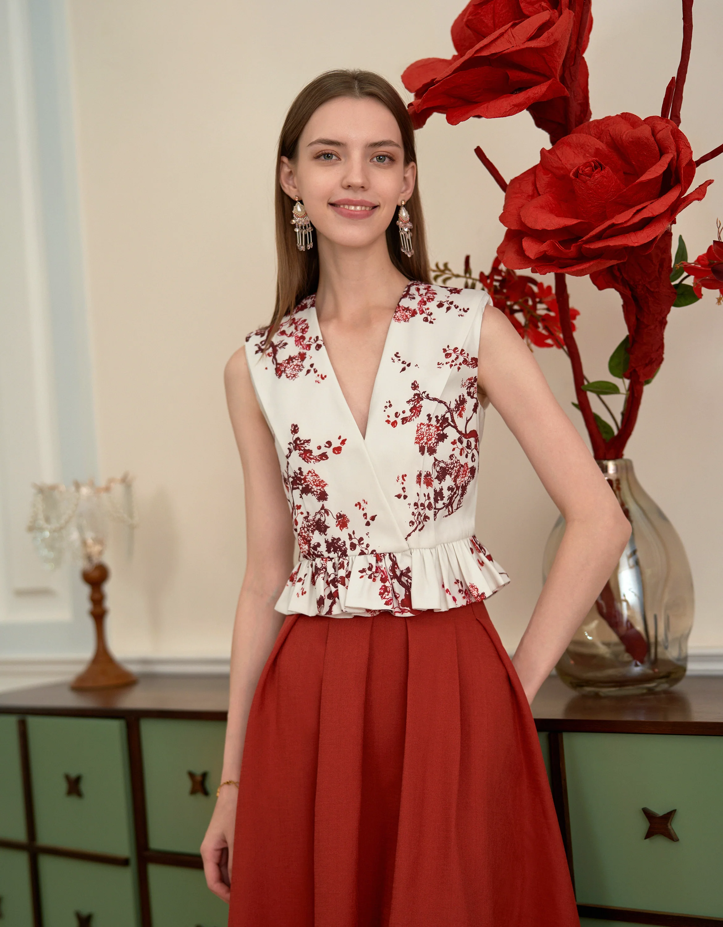 Ruffled Hem Sleeveless Floral Top - Image 2