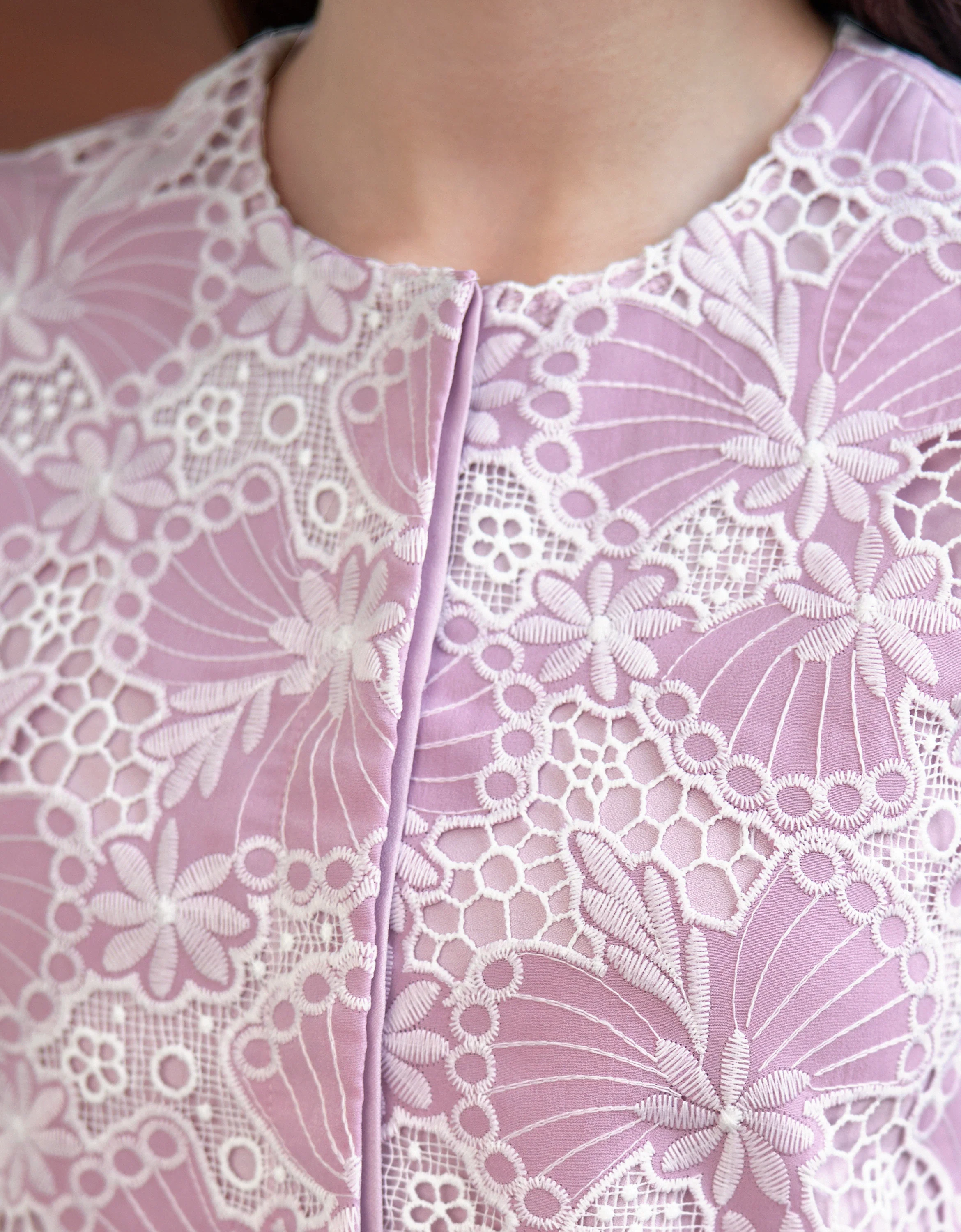Two-tone Cutwork Embroidery Sleeveless Cropped Top - Image 15