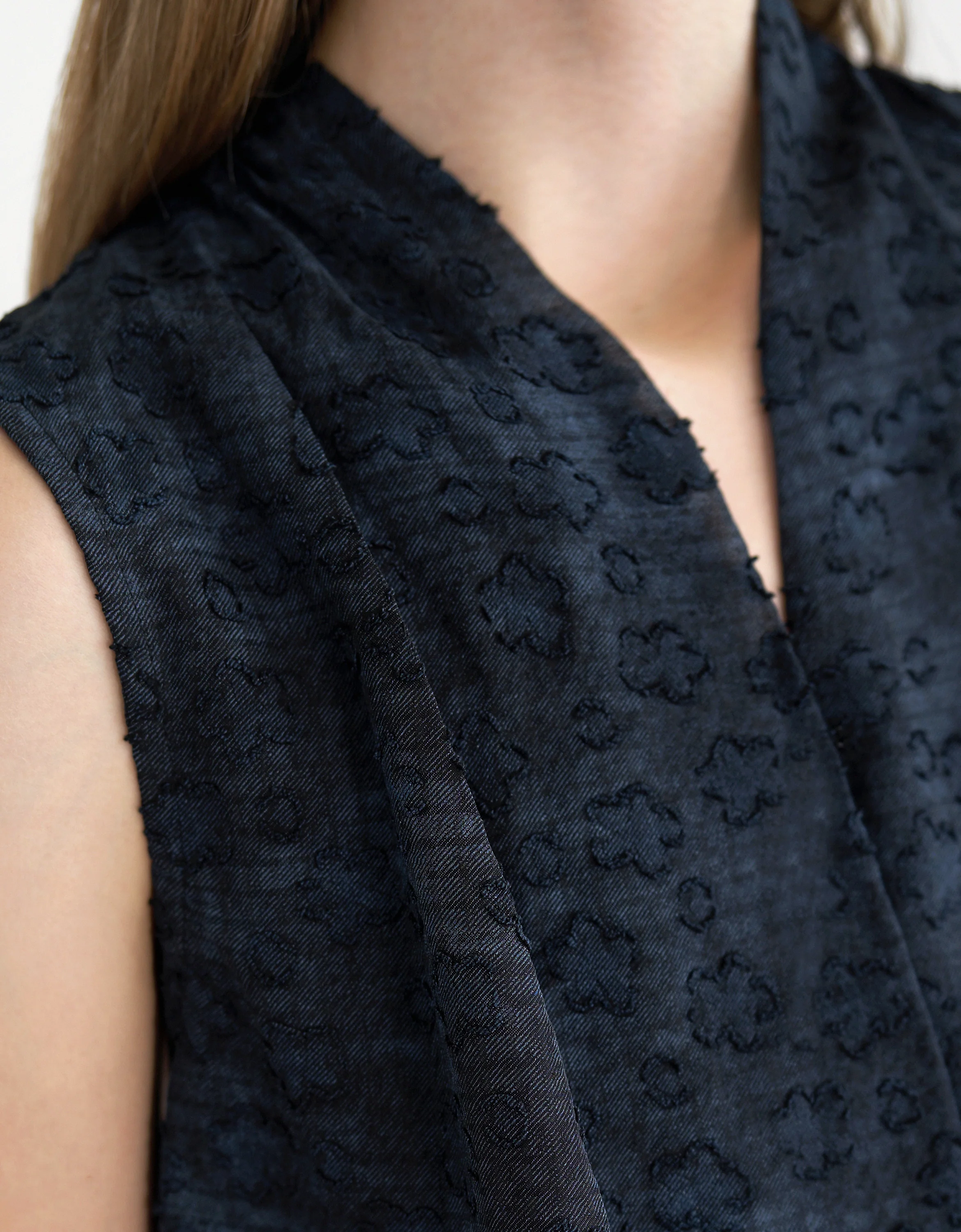 V-neck Sleeveless Jacquard Top - Image 4