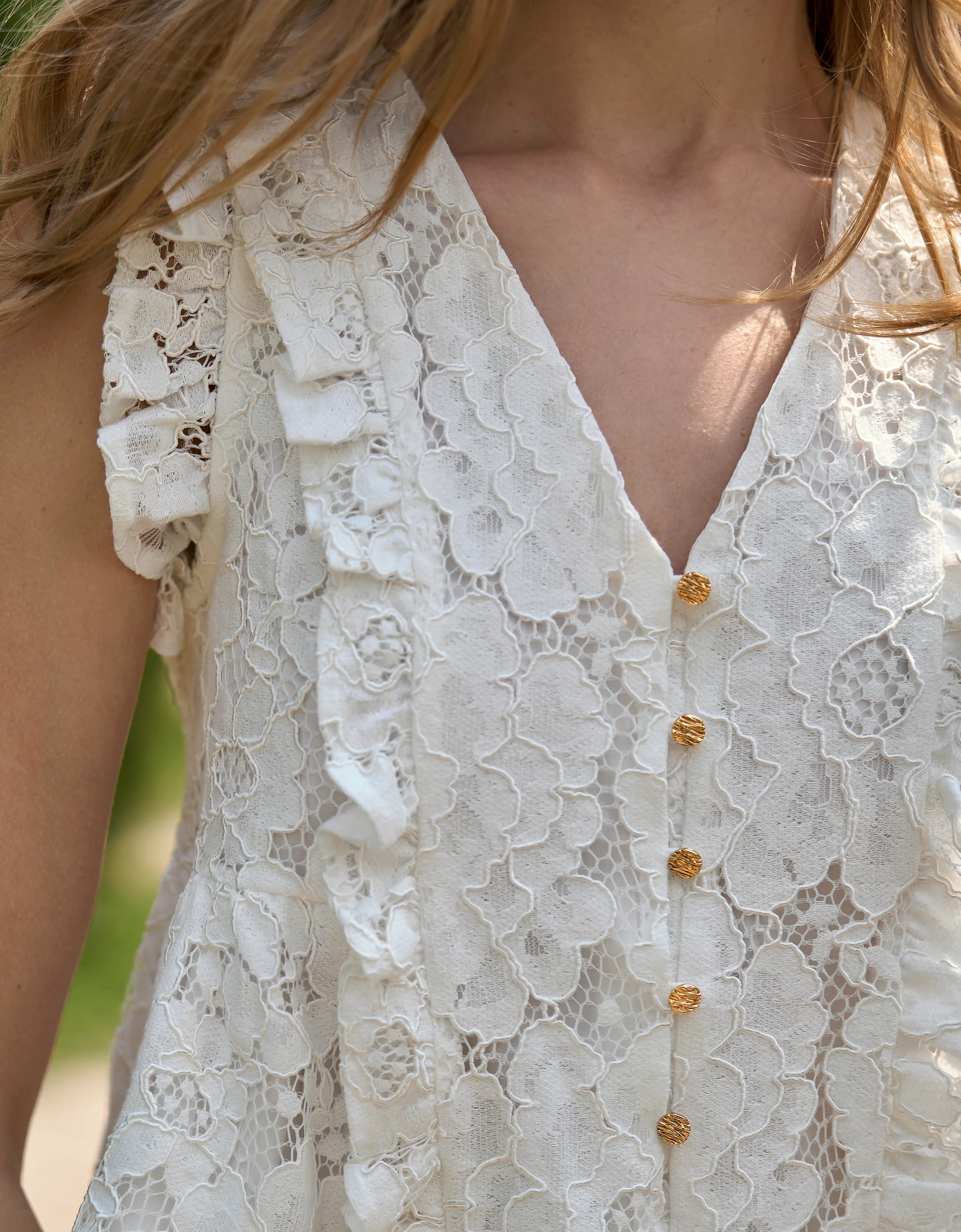V-neck Sleeveless Ruffled Lace Top - Image 4